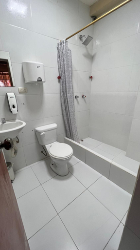 Bathroom 4, Casa Perla Cuencana Hostal, Cuenca