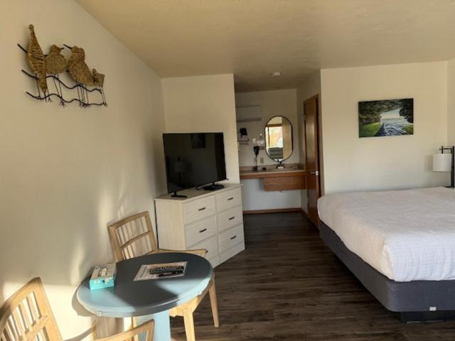 Bedroom 1, Parkside Inn, Door