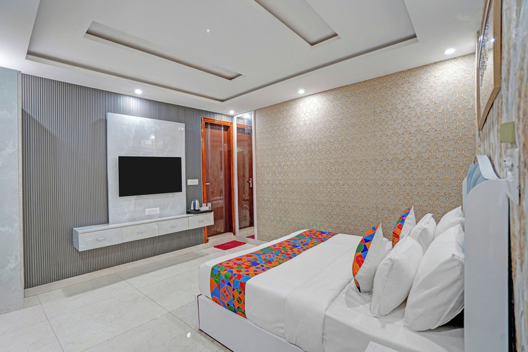 Room 5, FabHotel Red Carpet, Gautam Buddha Nagar