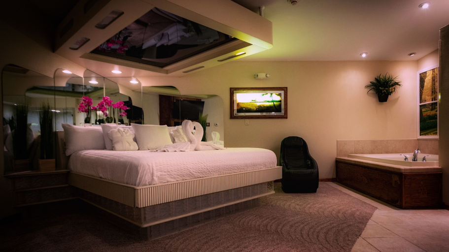 Bedroom 3, Sybaris Pool Suites Indianapolis, Indianapolis