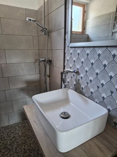 Bathroom 4, La Cigale, Var