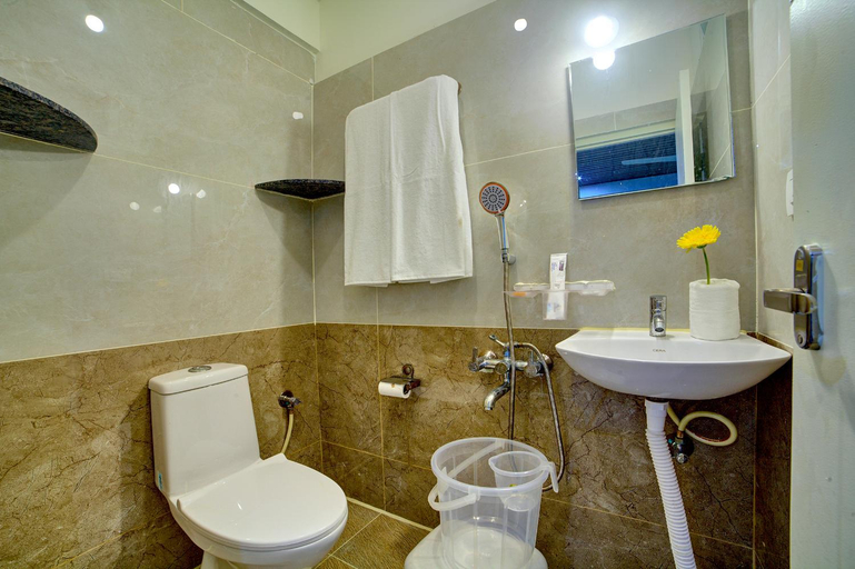 Bathroom, RedKEY Inn Hotel Bangalore Airport, Bangalore Rural