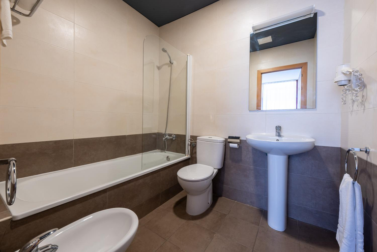Bathroom 3, Apolo Suites Rentalmar, Tarragona