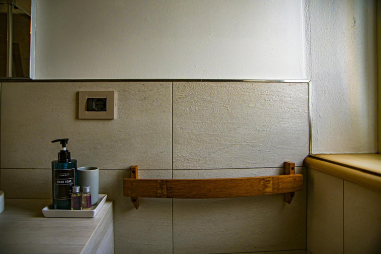 Bathroom 2, Ca'Rapulin, Asti