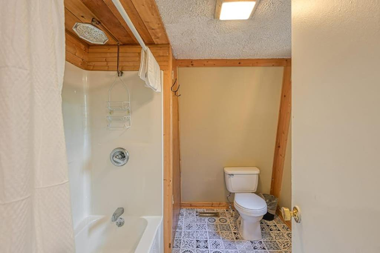 Bathroom 3, Woodsy Way Cabin, Garrett