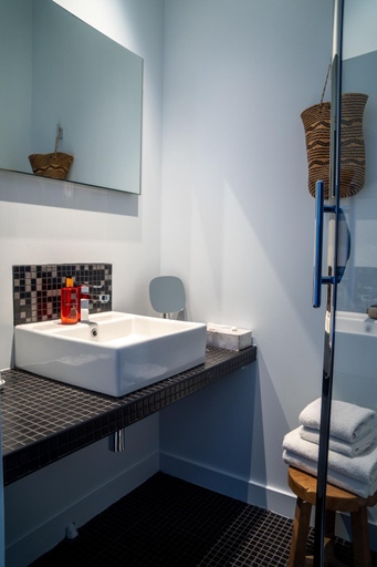 Bathroom 2, Hotel Home Arcachon, Gironde