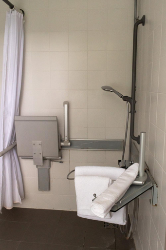 Bathroom 3, Goodenough College – University Residence, London
