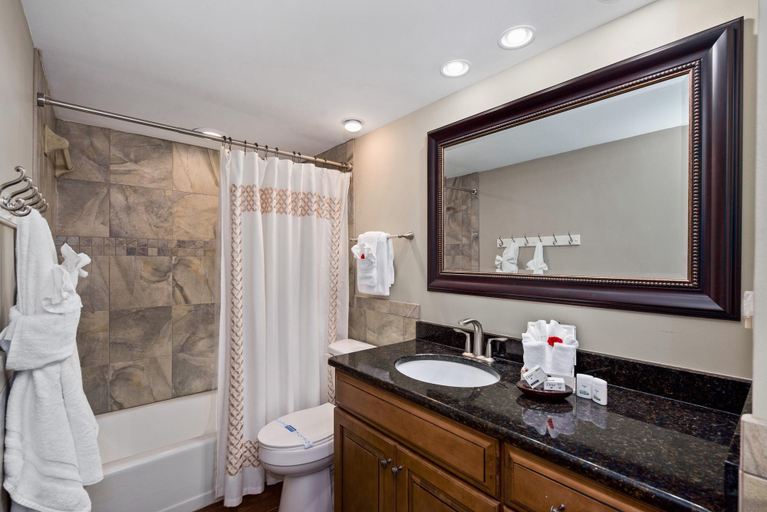 Bathroom 4, Pelican Watch #502, Lee