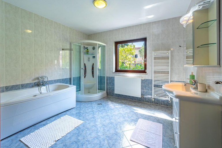 Bathroom 3, Villa Valentina, Premantura