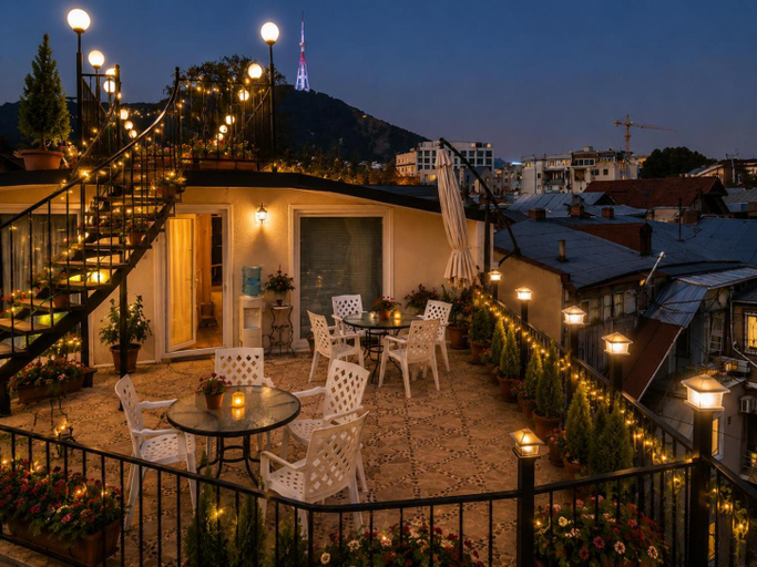 Exterior & Views
