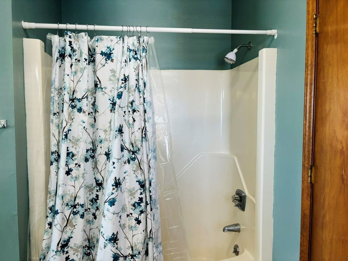 Bathroom 5, Great Place 5 Bedroom Home by RedAwning, Brunswick