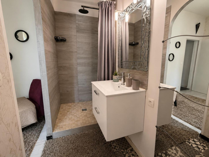 Bathroom, BARREAU, Gironde