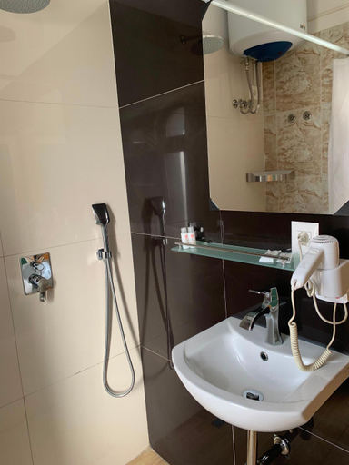 Bathroom 3, SR99 Hotel, Tiranës