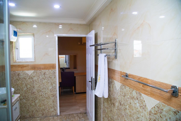 Bathroom 2, Visa Karena Hotels, Port Harcourt