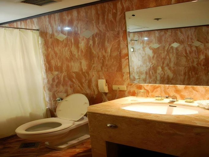 Bathroom 2, Great Eastern Hotel Quezon City, Quezon City