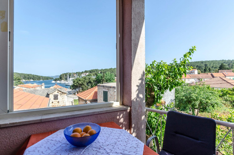 Others 5, Rooms Roza, Jelsa