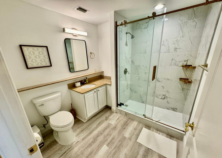 Bathroom 4, Balcony King Suite - Lake & Pool view, Orange