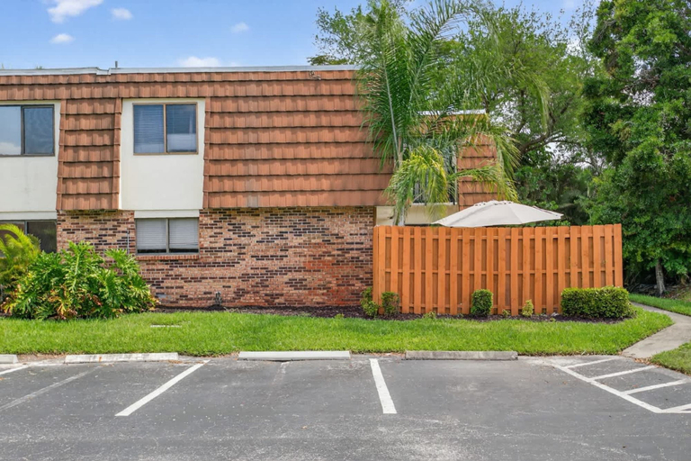 Room 5, Spacious 2BR Pool Patio Escape Mins to Beach, Lee