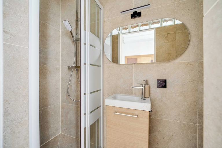 Bathroom 2, Modern Appt - 2bdr/ 6P - Bastille / Marais, Paris