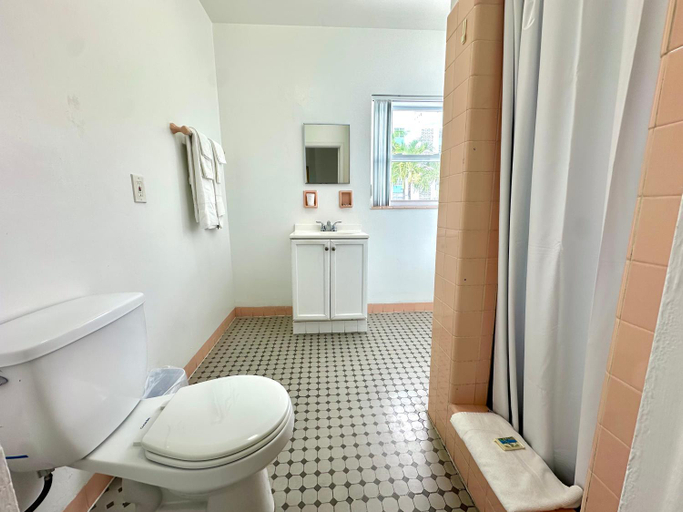 Bathroom 3, Birch Patio Motel, Broward
