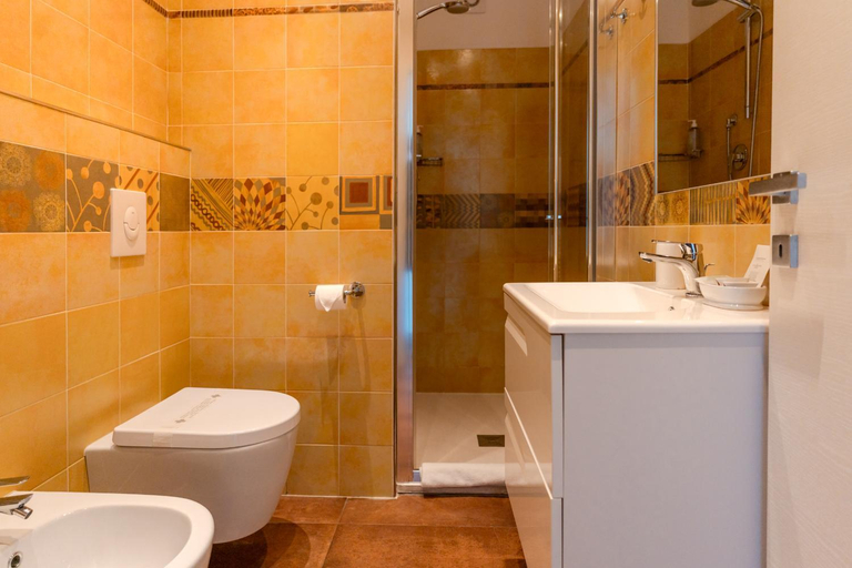 Bathroom, Orto al Mare Room Rental, La Spezia