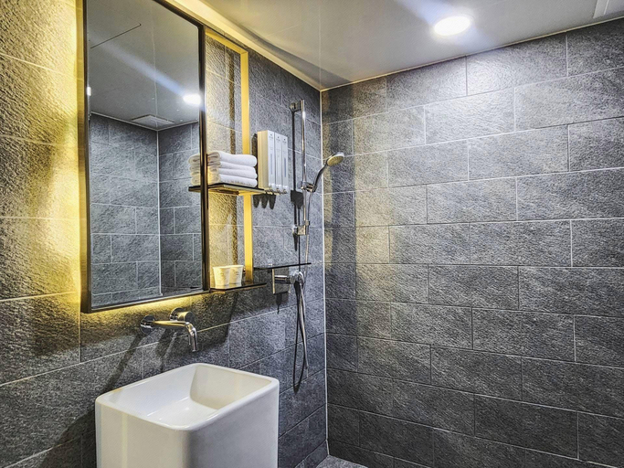 Bathroom 5, Hound Hotel Suncheon station, Suncheon