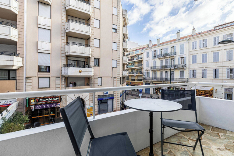 Outdoor dining 5, Luxury apt 5 min From the Beach and La Croisette, Alpes-Maritimes