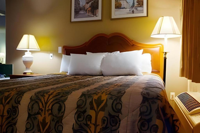 Bedroom 3, A Victory Hotel - Southfield, Oakland