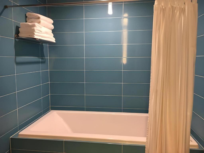 Bathroom 3, Hungheuang Hotel, Khanthabouly