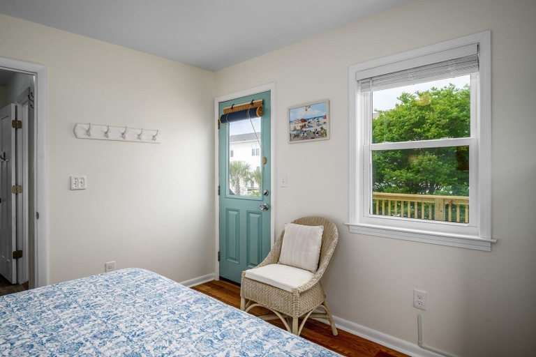 Room 5, Dream Weaver 4 Bedroom Home by RedAwning, Brunswick