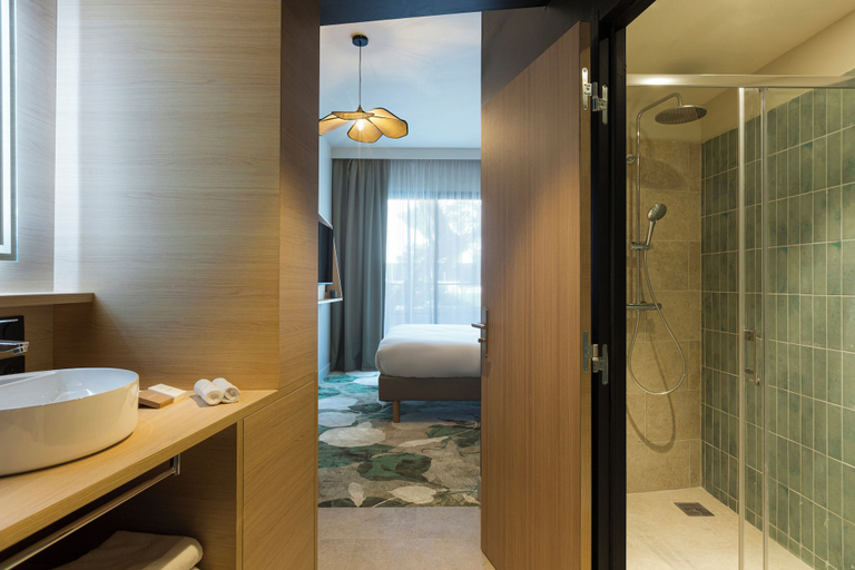 Bathroom 5, Mercure N�mes Centre Ar�nes, Gard