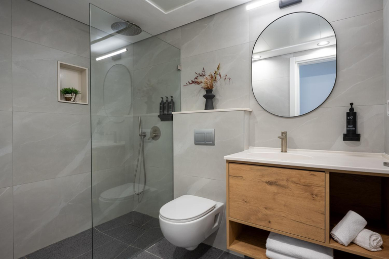 Bathroom 2, Tzuba Hotel