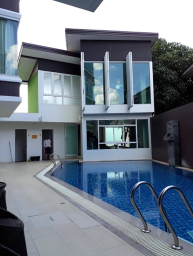 Swimming pool, Quiet Condo, Minutes to Everything, Muang Chiang Mai