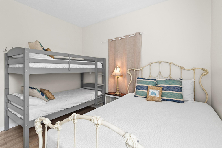 Room 2, Heron's Watch Way 3304, Walton