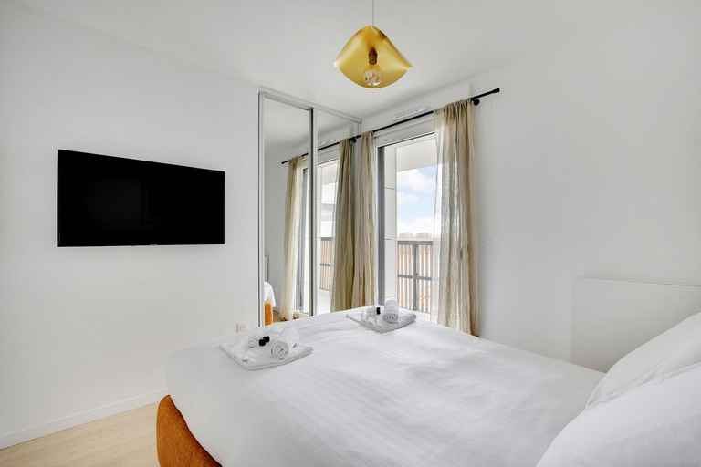 Bedroom, Magnificent apartment- 3BR 8P-Proche de la Seine, Hauts-de-Seine