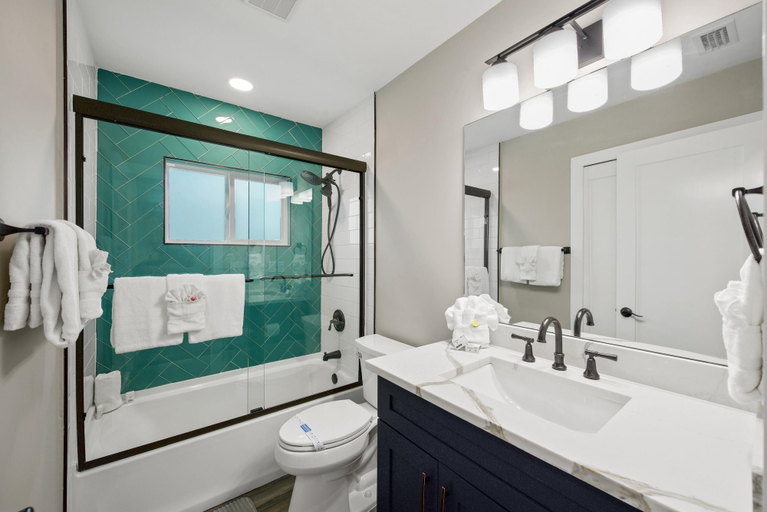 Bathroom 3, Flamingo Bay, Lee