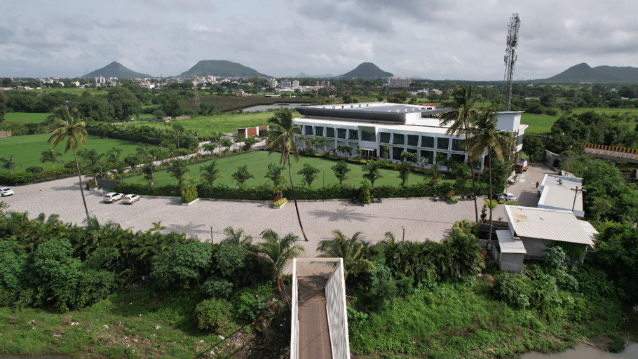 Exterior & Views
