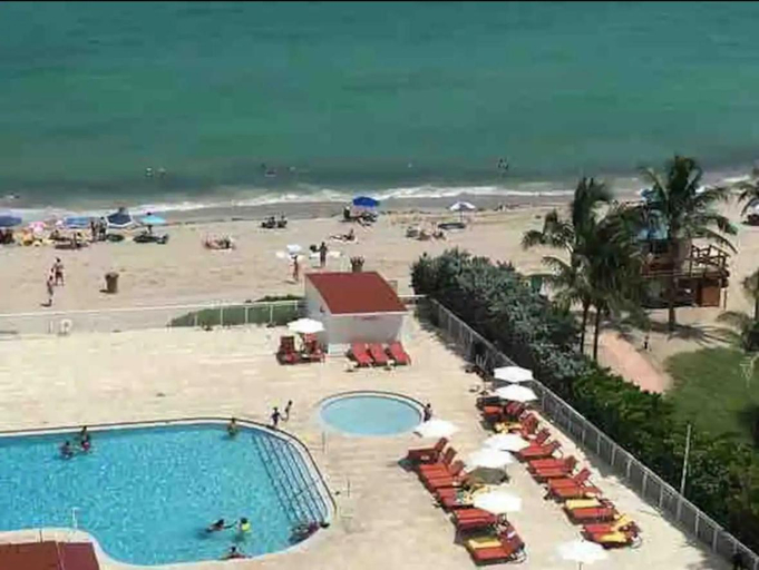 Sport & Beauty, Beach Front Building Studio with Balcony Kitchen Pool Gym direct Beach Access in Sunny Isles Beach M, Miami-Dade