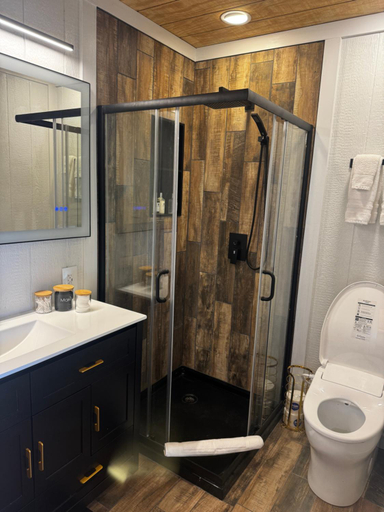 Bathroom 3, Eagle’s Landing Lodge, Custer