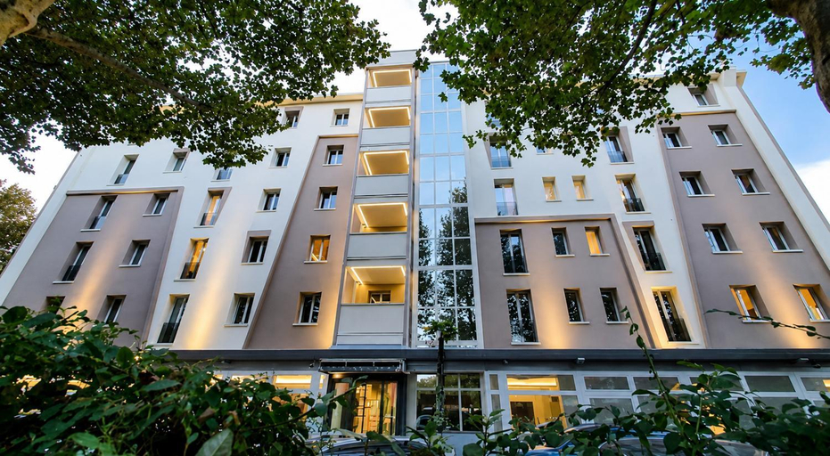 Exterior & Views