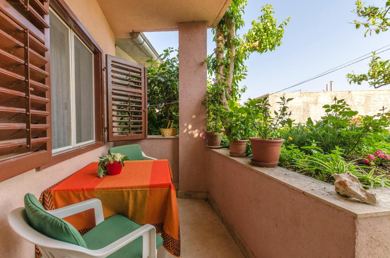 Others 4, Rooms Roza, Jelsa