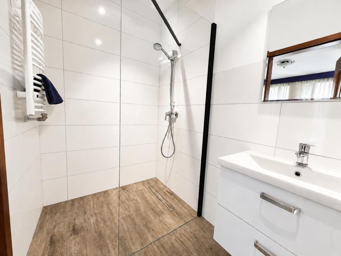 Bathroom 2, Willa Domaro, Puck