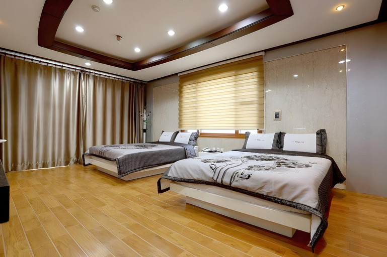 Bedroom 2, Gyeongpo Emerald Beach Hotel, Gangneung