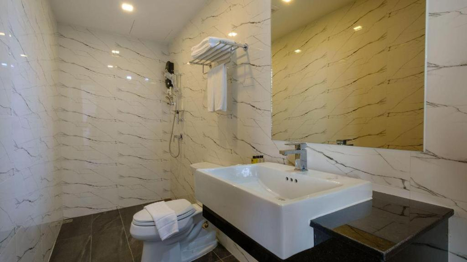 Bathroom 3, B2 Korat Premier Hotel, Muang Nakhon Ratchasima