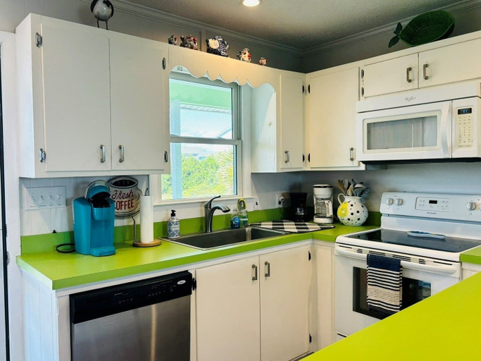 Private kitchen 4, Lime Inn 4 Bedroom Home by RedAwning, Brunswick