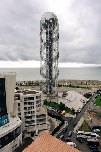 Exterior & Views
