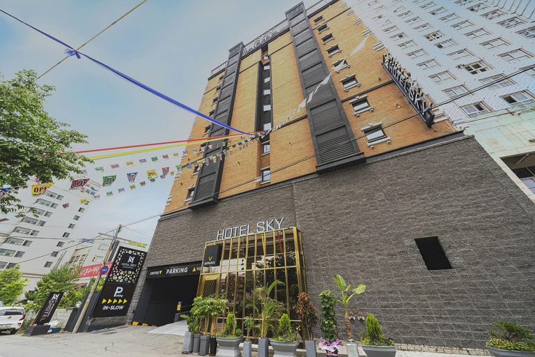 Exterior & Views