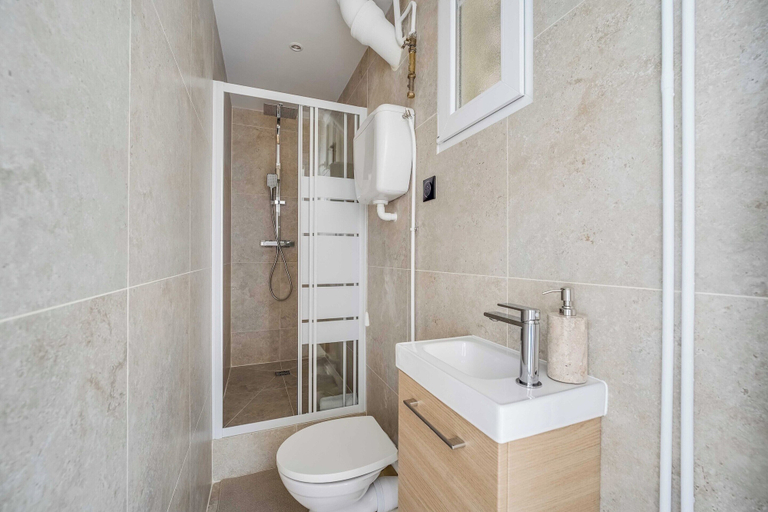 Bathroom 2, Modern Appt - 2BDR/ 6P - Bastille / Marais, Paris