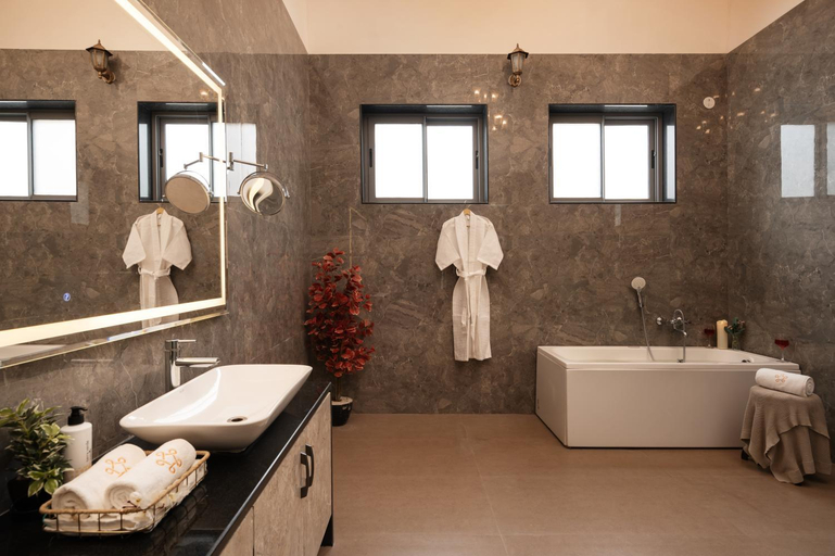 Bathroom 4, SaffronStays Bellevue Palace, Nashik