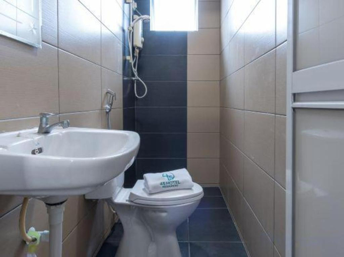 Bathroom 4, Capital O 90674 4S Hotel, Muar